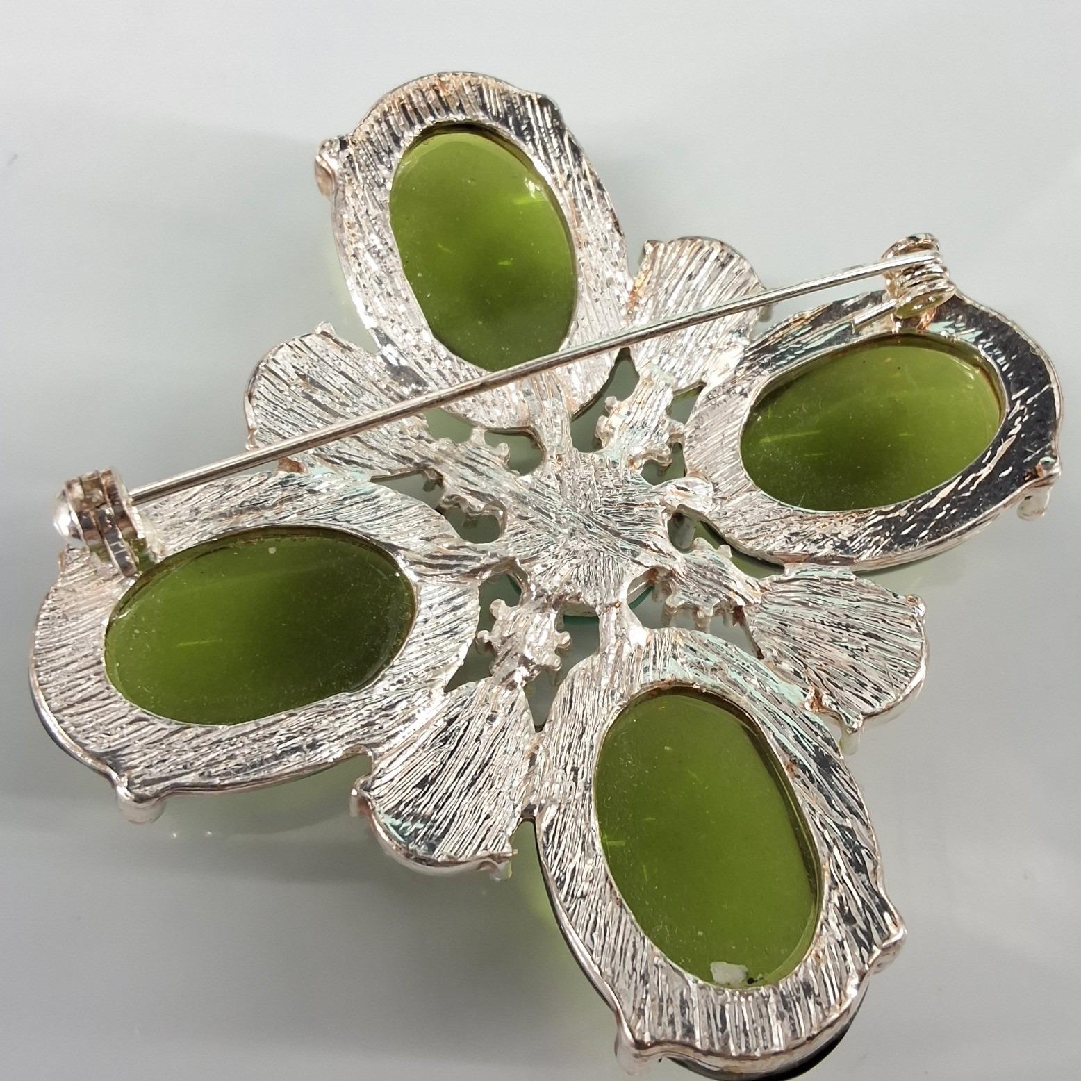 Vintage Green Cabochon Turquoise Silver Tone Quatrefoil Statement Brooch Pin - View 3
