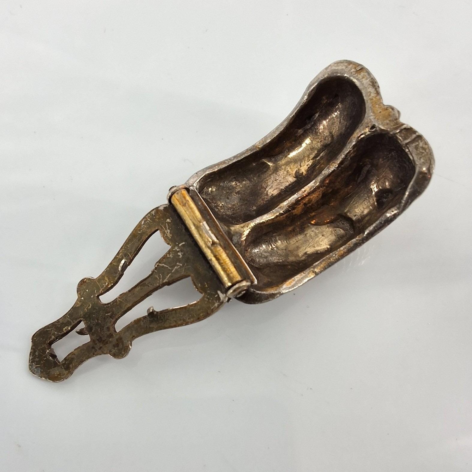 Vintage Silver Tone Ribbed Double Barrel Scarf Clip Engraved Tension Back - View 3