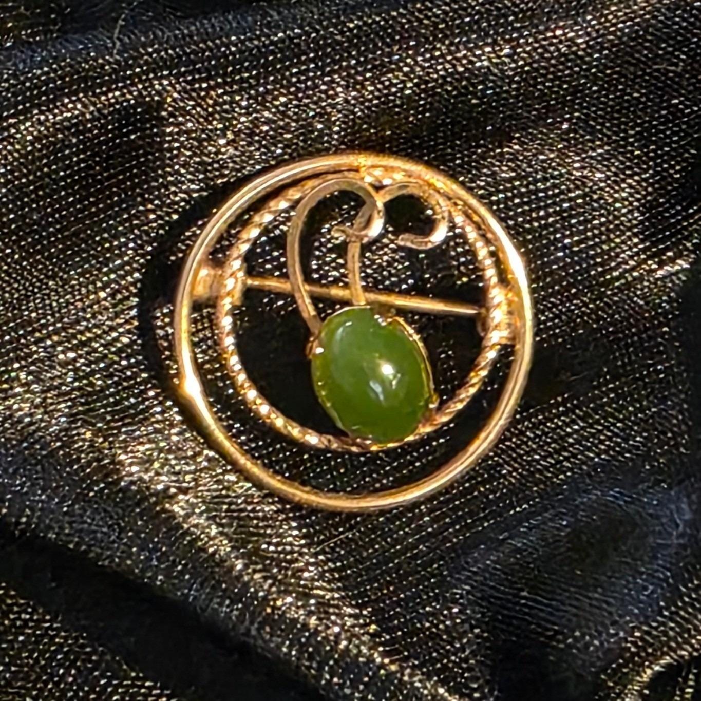Vintage Gold Tone Green Jade Wreath Brooch Scroll Circle Pin 0.75" - View 7