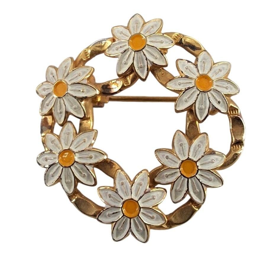 Vintage 60s Mod White Enamel Daisy Wreath Brooch Gold Tone Orange Center Pin
