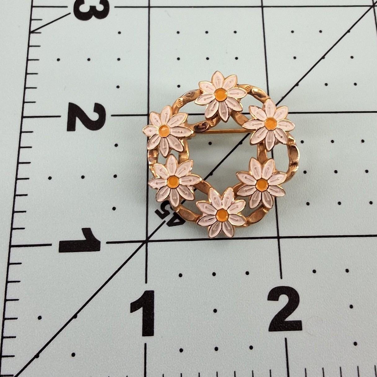 Vintage 60s Mod White Enamel Daisy Wreath Brooch Gold Tone Orange Center Pin - View 5