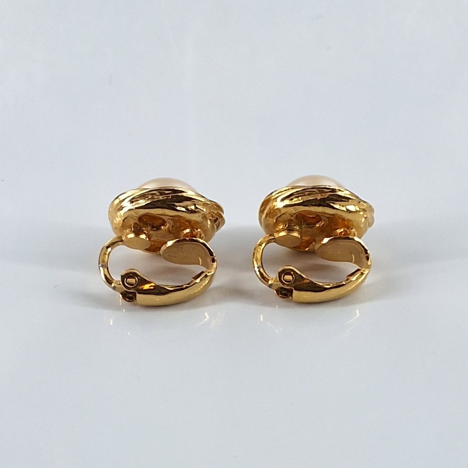 Vintage 80s Gold Tone Faux Pearl Rope Border Clip On Earrings - Classic Round