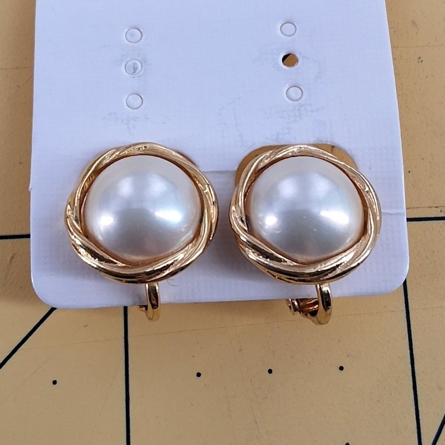 Vintage 80s Gold Tone Faux Pearl Rope Border Clip On Earrings - Classic Round - View 4
