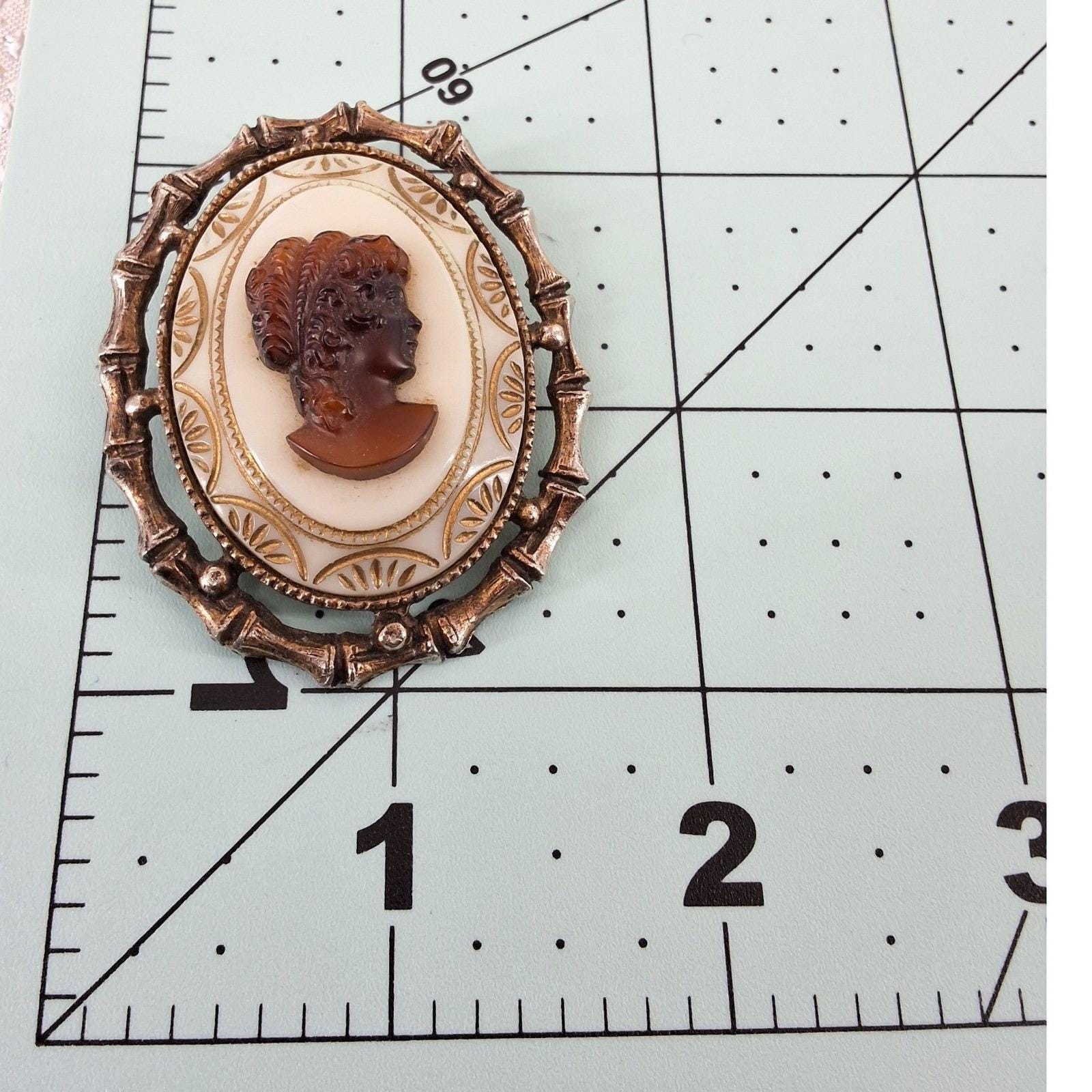 Vintage Root Beer Cameo Brooch Pendant Gold Tone Milk Glass Style Bamboo Frame - View 4
