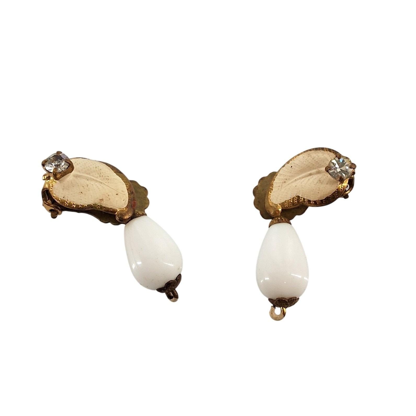 Vintage White Milk Glass Teardrop Leaf Clip On Earrings Gold Tone