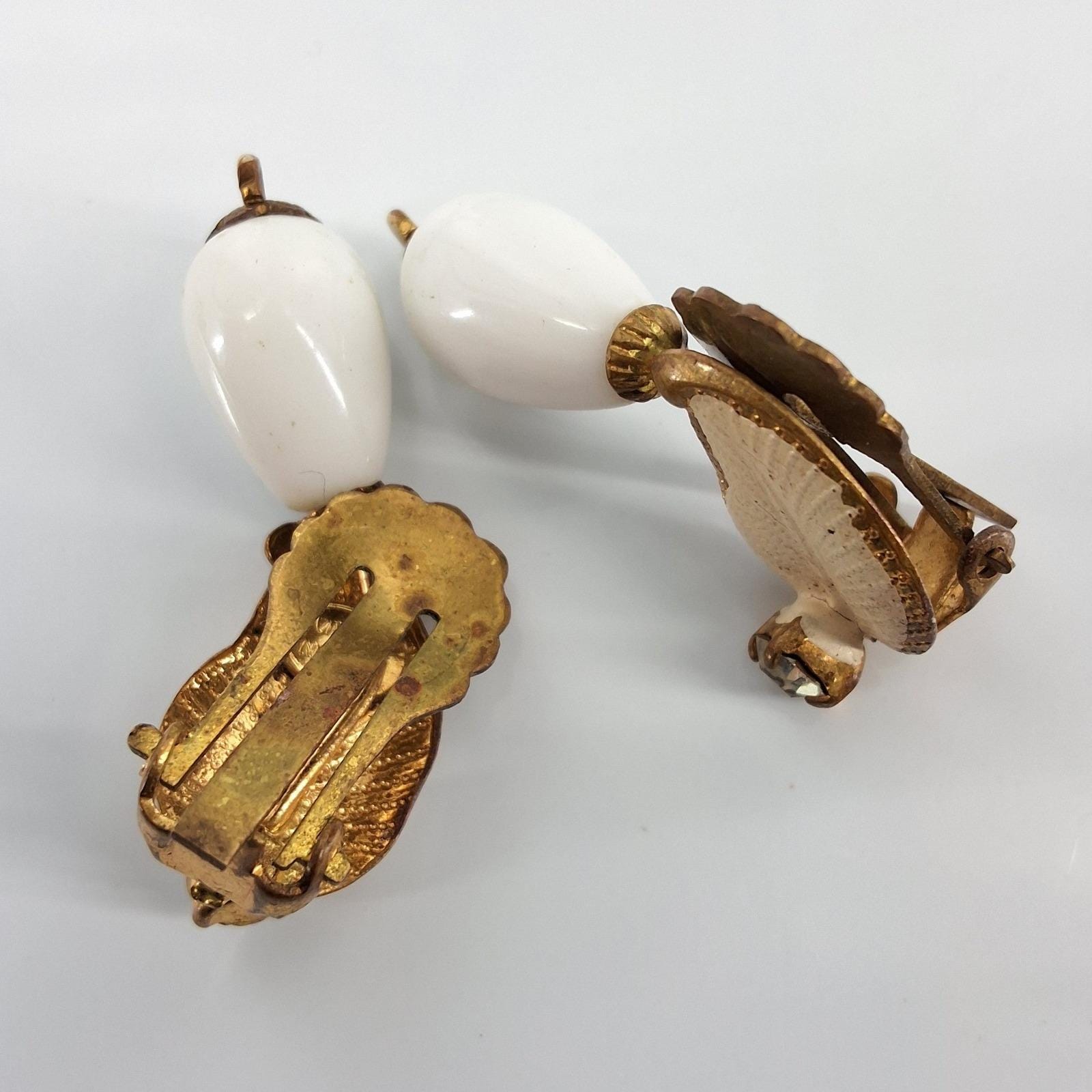 Vintage White Milk Glass Teardrop Leaf Clip On Earrings Gold Tone