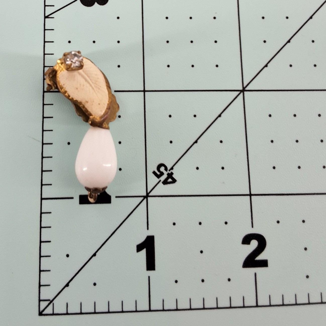 Vintage White Milk Glass Teardrop Leaf Clip On Earrings Gold Tone - View 5