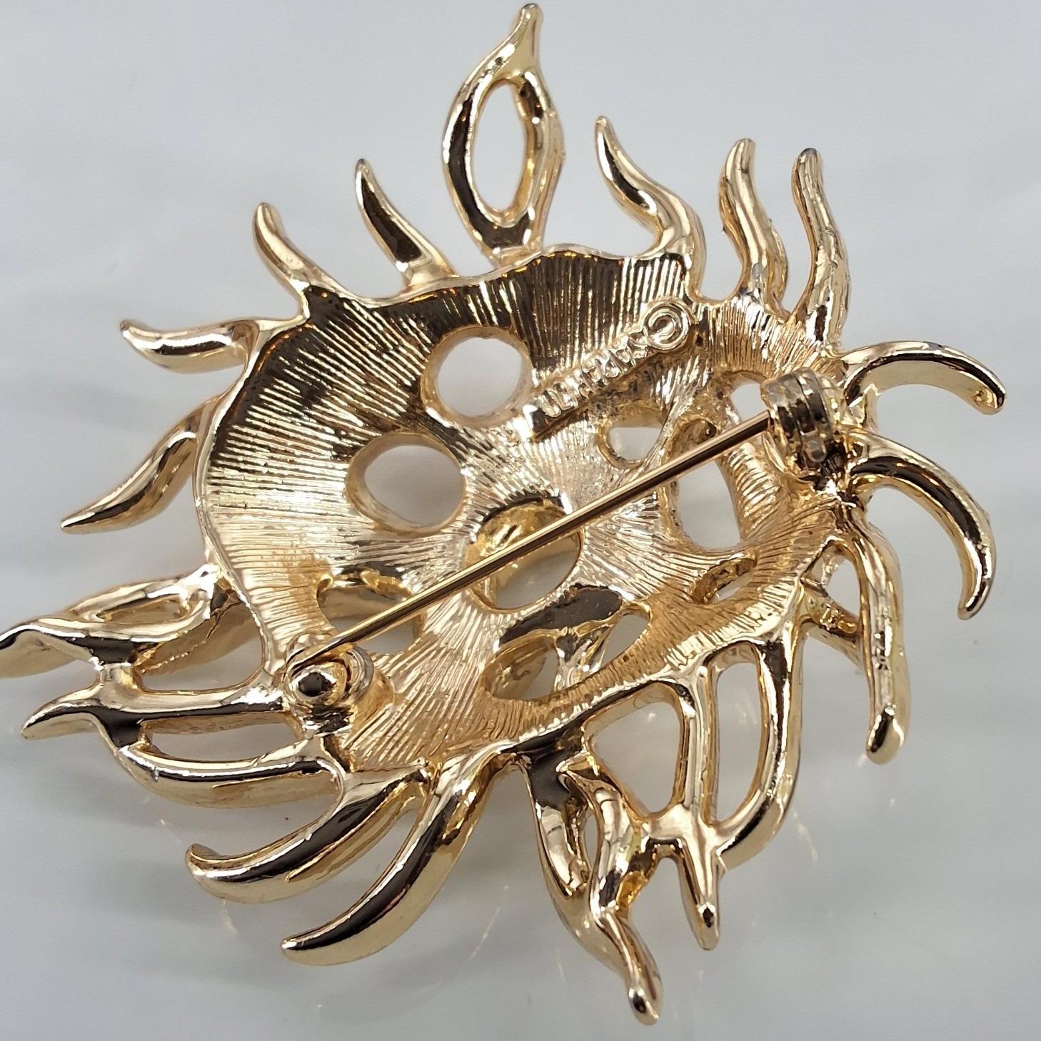 Sarah Coventry "Stunning" Vintage Sunburst Brooch 1958/1971 Gold Tone MCM Pin - View 4