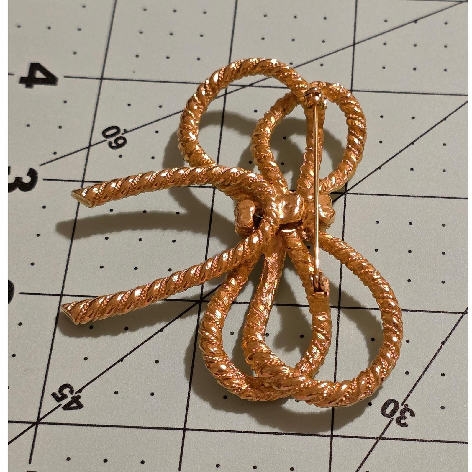 Vintage Gold Tone Twisted Rope Bow Brooch Pin 80s Textured Ribbon Statement - View 4