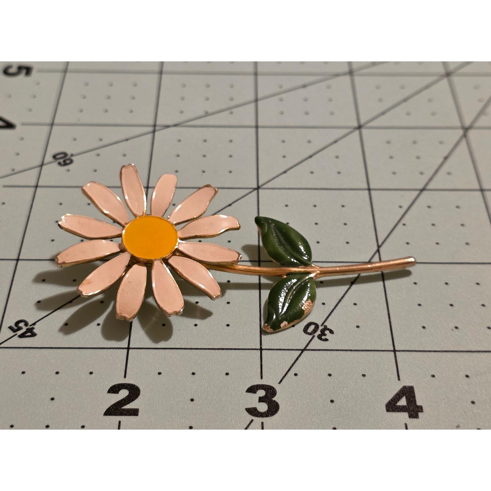 Vintage 1960s Enamel Daisy Flower Brooch Gold Tone Long Stem Mod Floral Pin 3" - View 3