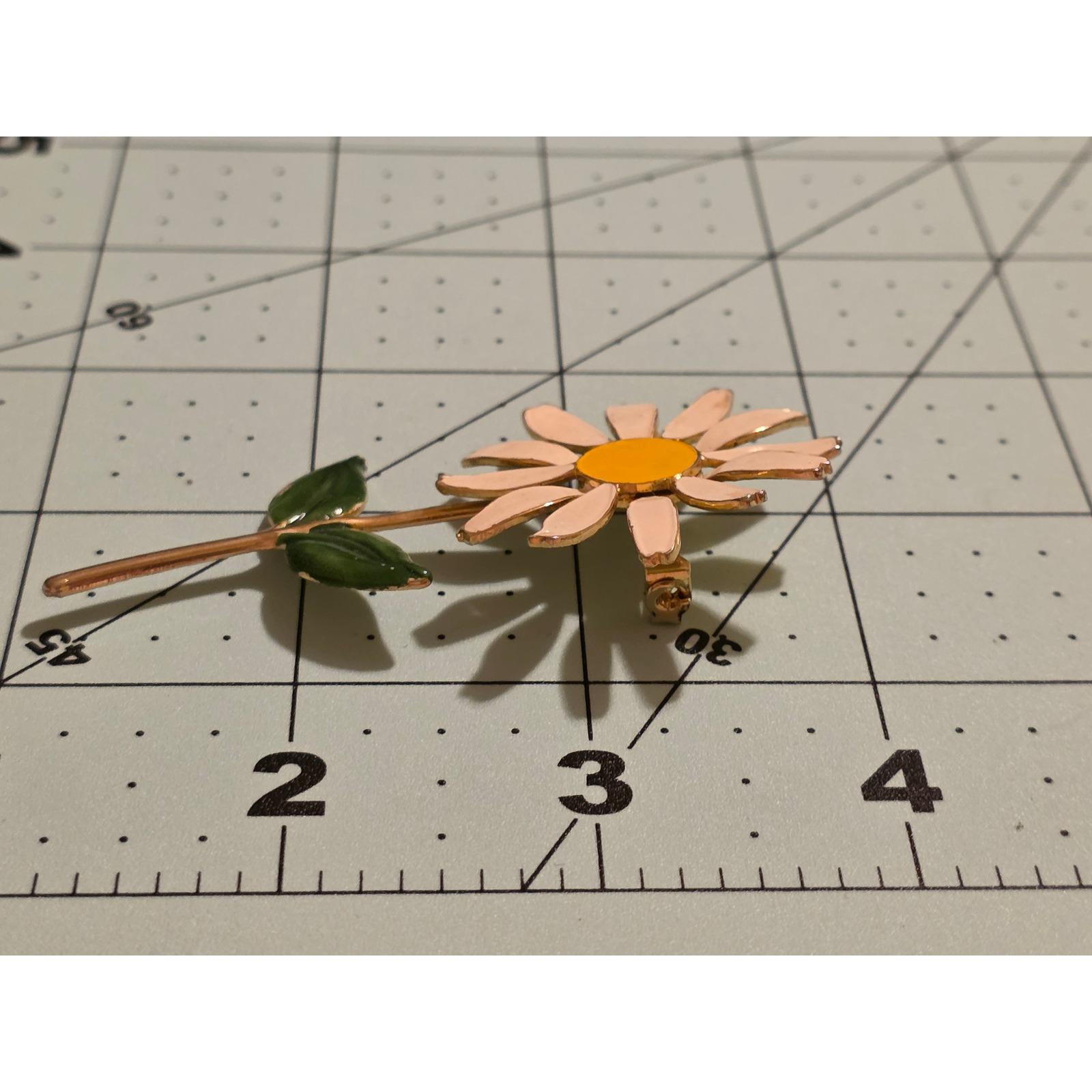 Vintage 1960s Enamel Daisy Flower Brooch Gold Tone Long Stem Mod Floral Pin 3" - View 5