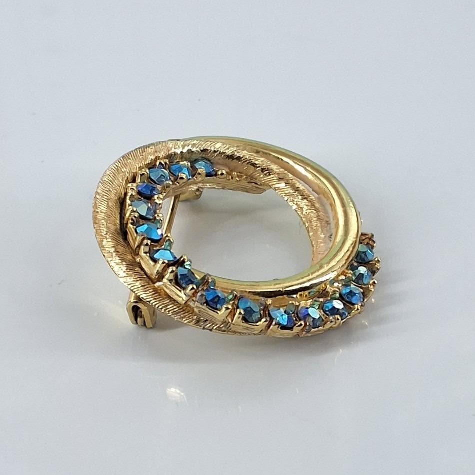 Vintage Blue Aurora Borealis Rhinestone Wreath Brooch Pin Gold Tone 1.25" - View 4