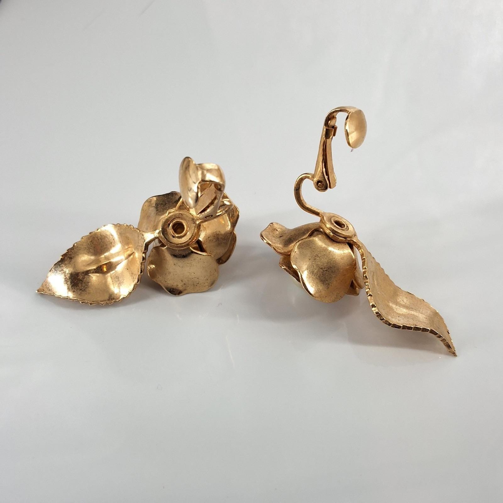 Vintage 1980s Gold Tone Rose Leaf Clip On Earrings Faux Pearl Botanical