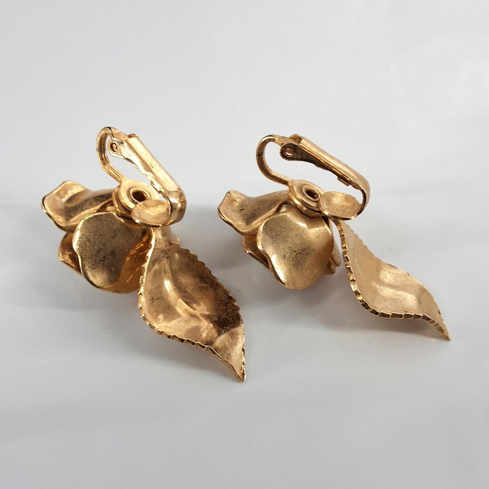 Vintage 1980s Gold Tone Rose Leaf Clip On Earrings Faux Pearl Botanical - View 5