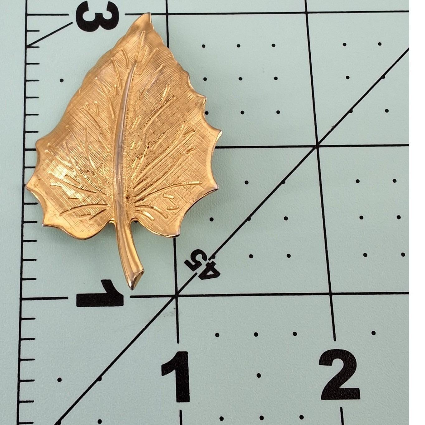 Vintage Gold Tone Textured Maple Leaf Brooch Pin Fall Botanical Jewelry - View 3