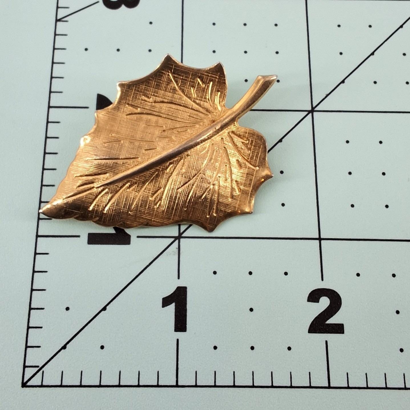 Vintage Gold Tone Textured Maple Leaf Brooch Pin Fall Botanical Jewelry - View 6