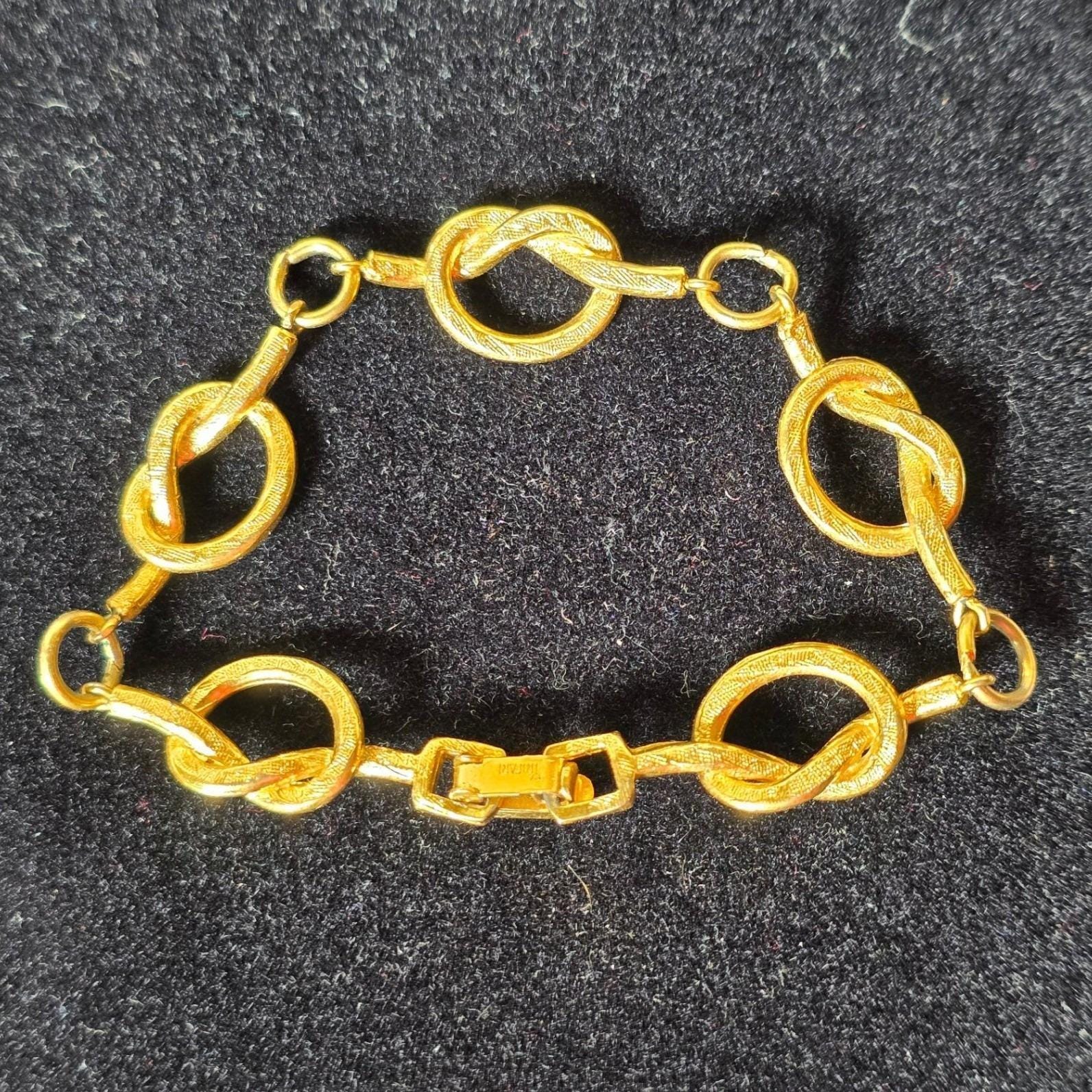 Vintage Crown Trifari Gold Tone Pretzel Link Bracelet 6.5" Mid-Century Designer