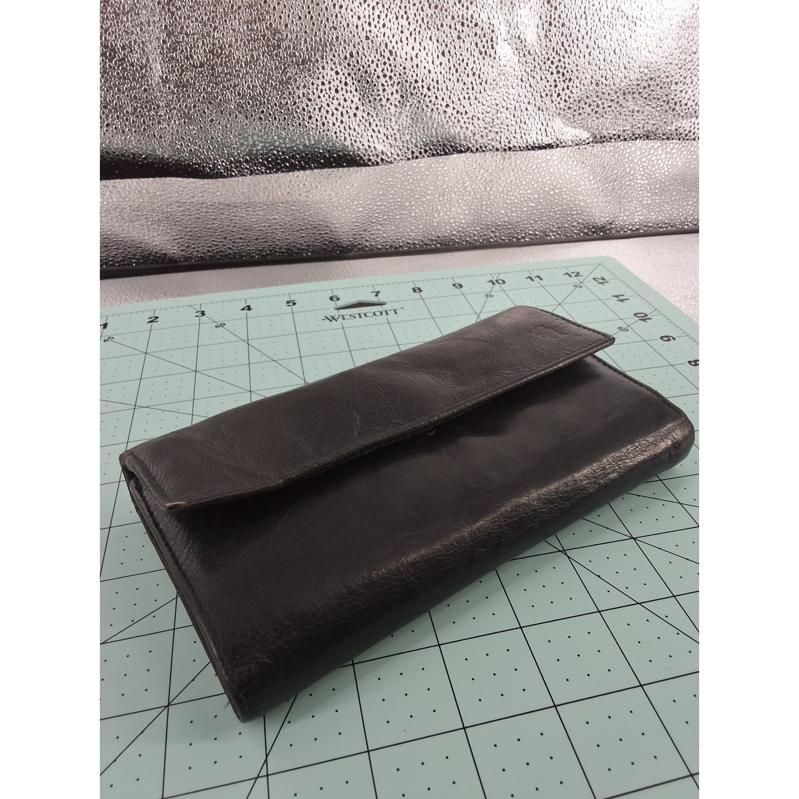 Classic Black Leather Bifold Wallet |‎ Snap Closure | Card Slots