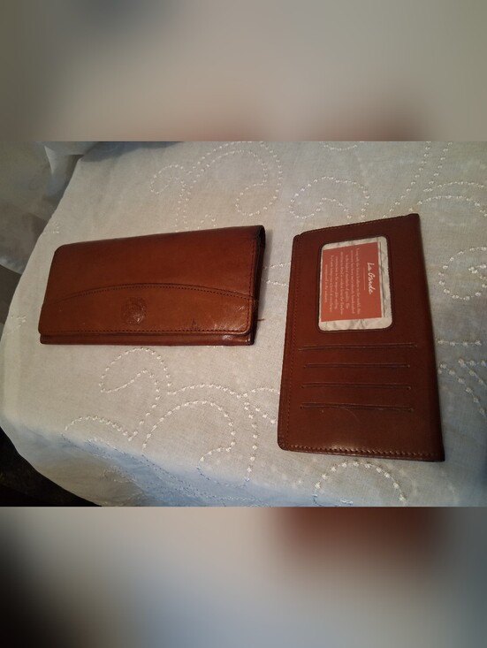 Classic Black Leather Bifold Wallet |‎ Snap Closure | Card Slots - View 19