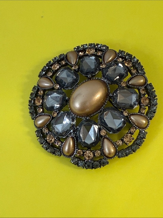 Vintage Unsigned Monet‎ Gold Tone Leaf Brooch Pin - View 9
