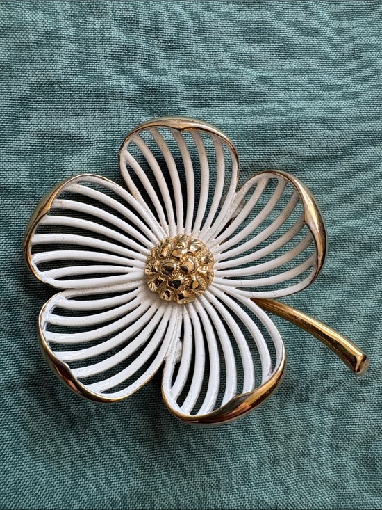 Vintage Unsigned Monet‎ Gold Tone Leaf Brooch Pin - View 13