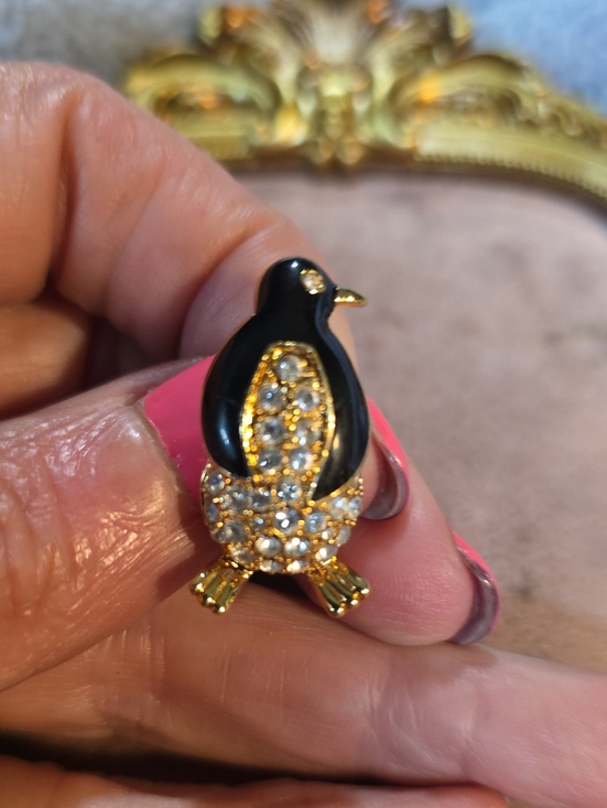 Vintage Unsigned Monet‎ Gold Tone Leaf Brooch Pin - View 18