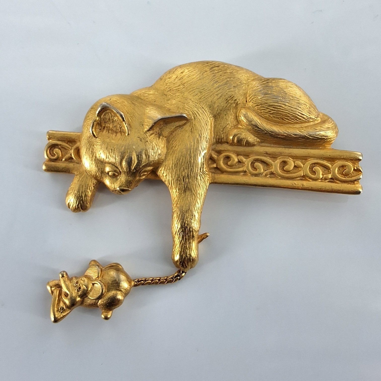 Vintage JJ Jonette Jewelry Gold Tone Cat and Dangling Mouse Brooch Pin Novelty - View 4