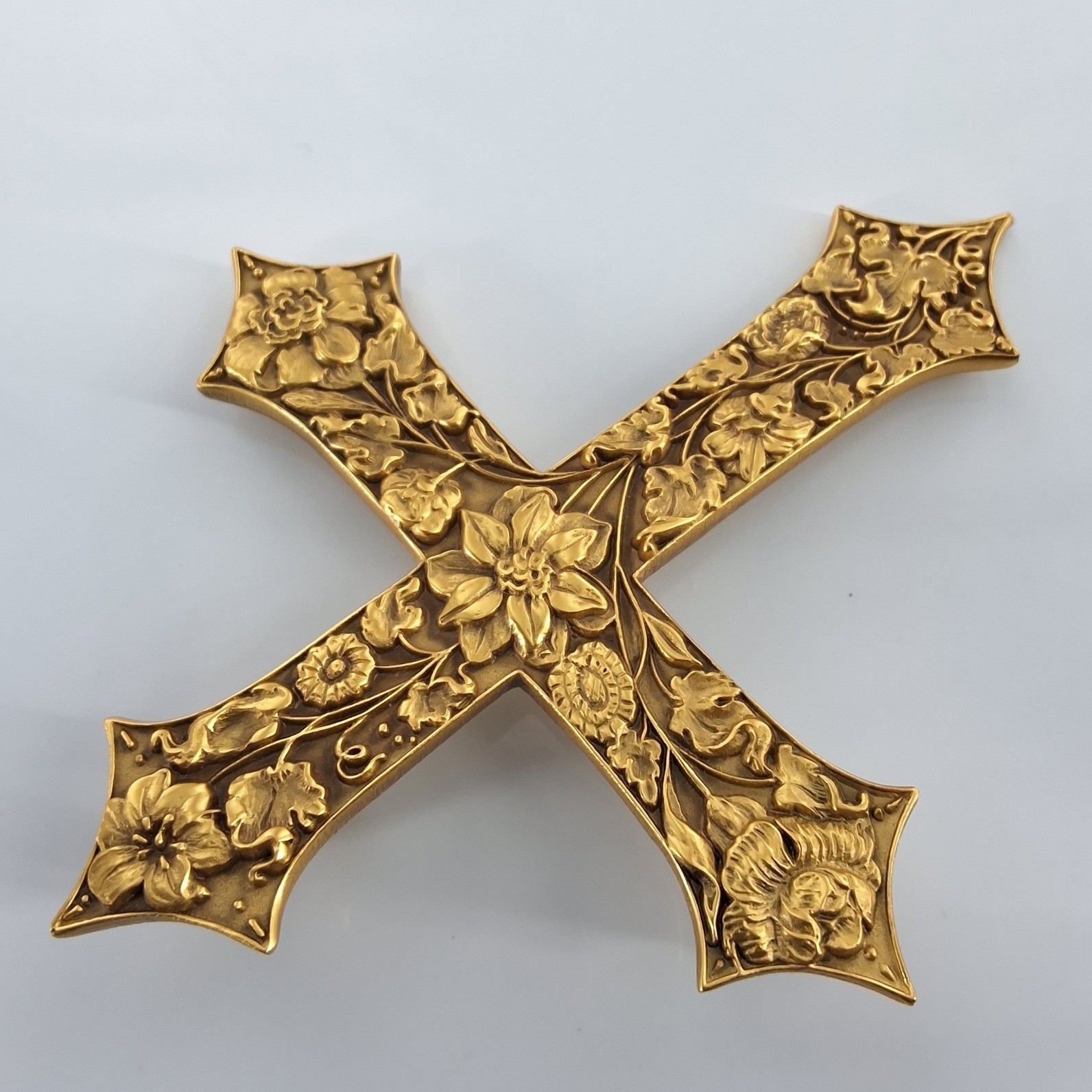 Johannes Hanias NGA Vintage Gold Tone Floral Cross Pendant National Gallery - View 6