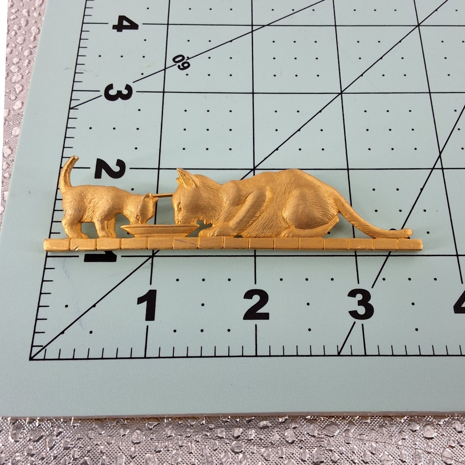 Vintage JJ Jonette Jewelry Cat and Kitten Eating Gold Tone Brooch Pin 3.5" - View 3