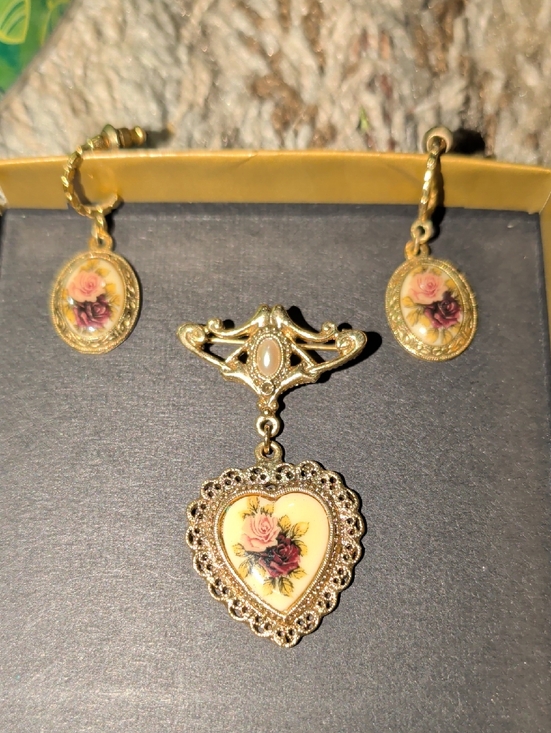 1928 Jewelry Yorkies in Rain Gold Tone Brooch Pink Porcelain Rose Faux Pearl - View 8