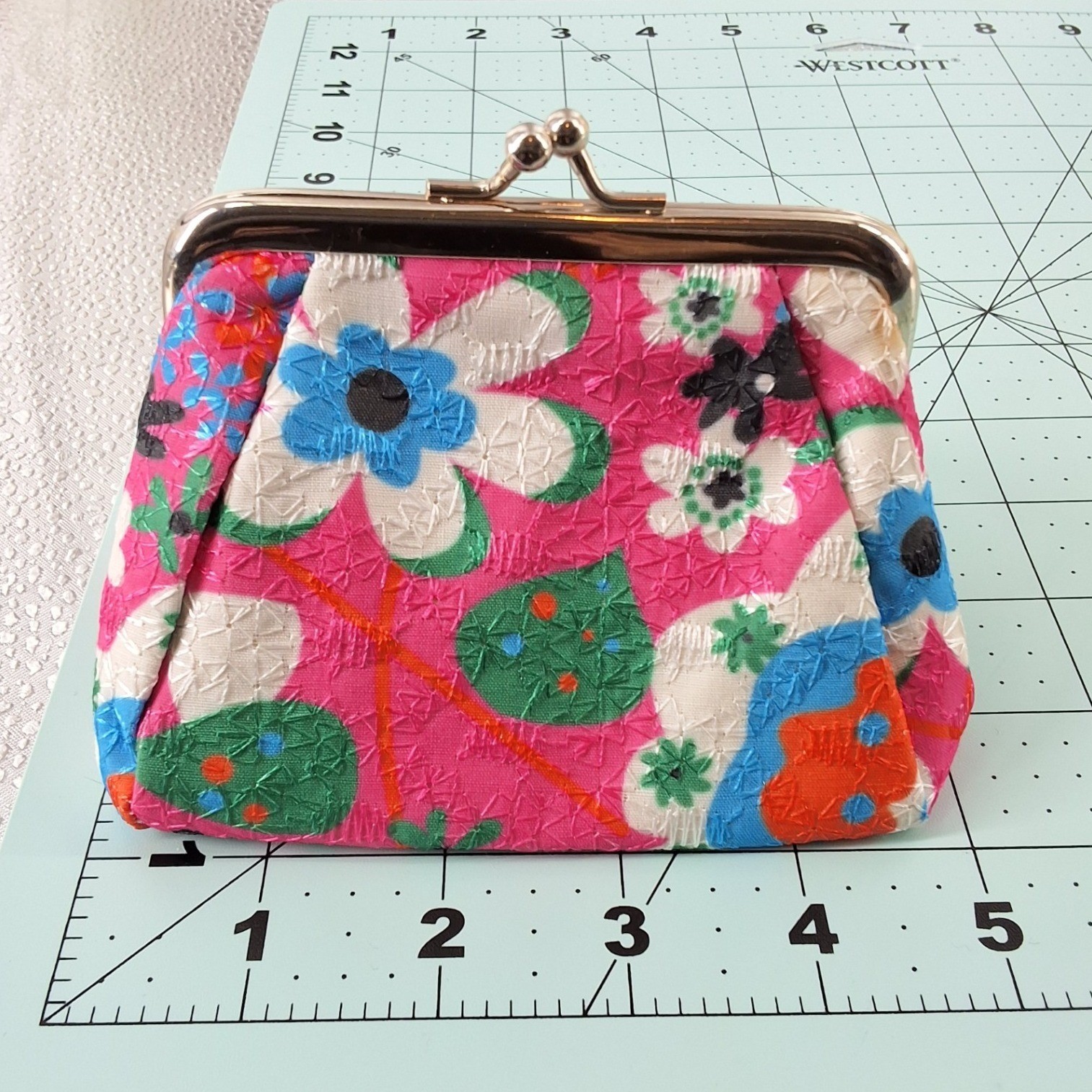 Vintage Style Pink Floral Jaquard Kiss Lock Coin Purse Pouch - View 3